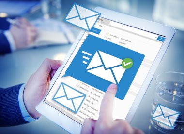 Tablet kullanan adam