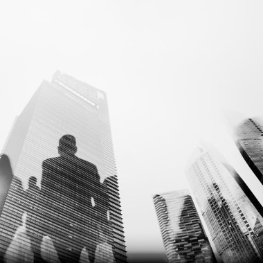 iş adamları binaların camına