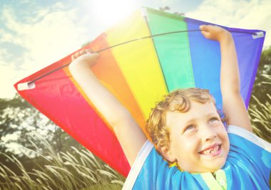 Neşeli çocuk iskambil uçurtma