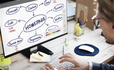 Ofiste bilgisayarla çalışan iş adamı