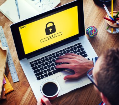 dizüstü bilgisayar kullanan adam