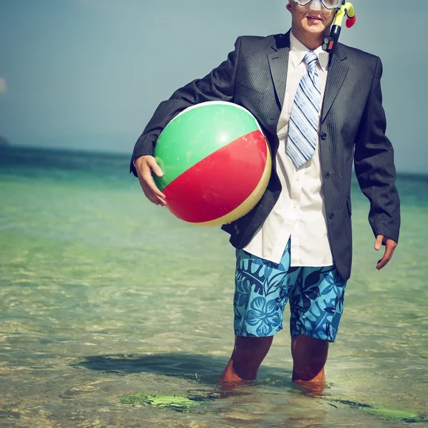Biznesmen z piłką na plaży — Zdjęcie stockowe