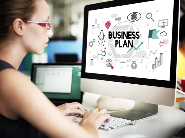 Donna d'affari che lavora al computer con business plan — Foto Stock