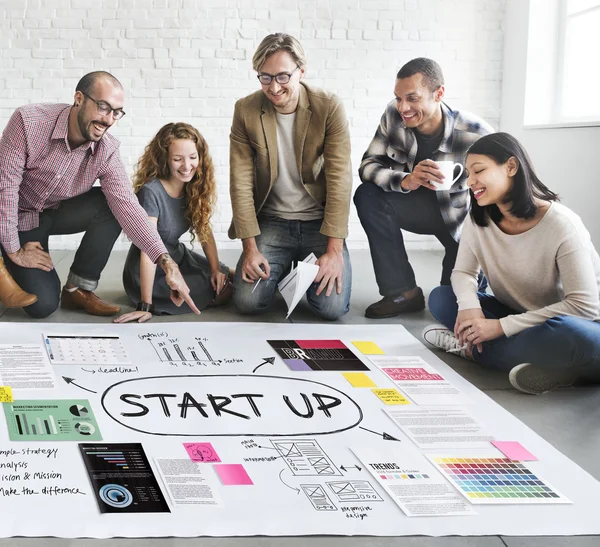 Diseñadores trabajando con póster y puesta en marcha — Foto de Stock