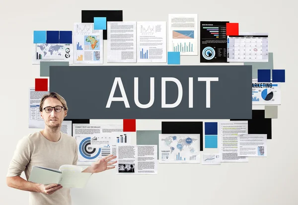 Empresário que trabalha com auditoria — Fotografia de Stock