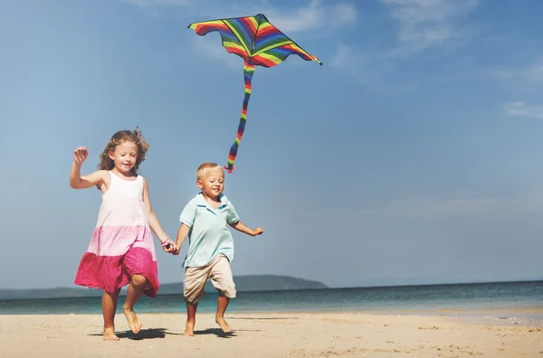 Enfants heureux jouant ensemble — Photo