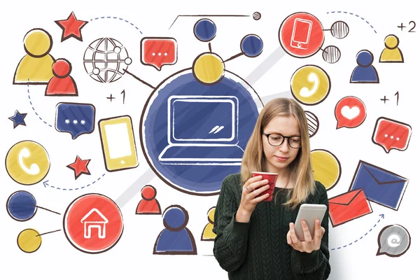 Mujer mirando el teléfono inteligente —  Fotos de Stock