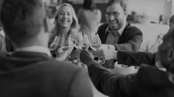 Gli uomini d'affari applaudono con il vino — Foto Stock