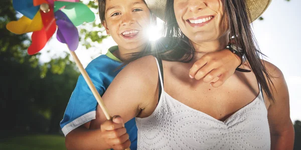 Mãe e filho brincam no parque — Fotografia de Stock