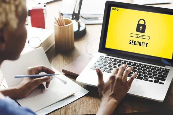 Geschäftsfrau mit Notizbuch im Büro — Stockfoto