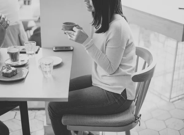 Perempuan minum kopi — Stok Foto