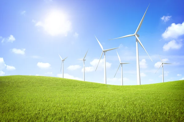 Turbines éoliennes sur les collines verdoyantes — Photo