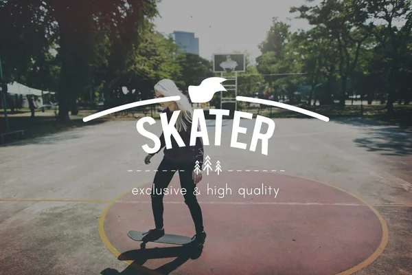 Vrouw rijden door Skateboard — Stockfoto