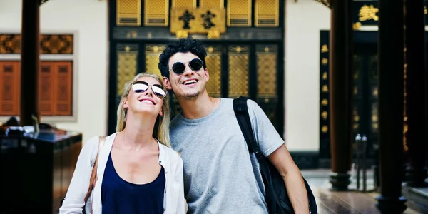 Sonriente y encantadora pareja juntos — Foto de Stock