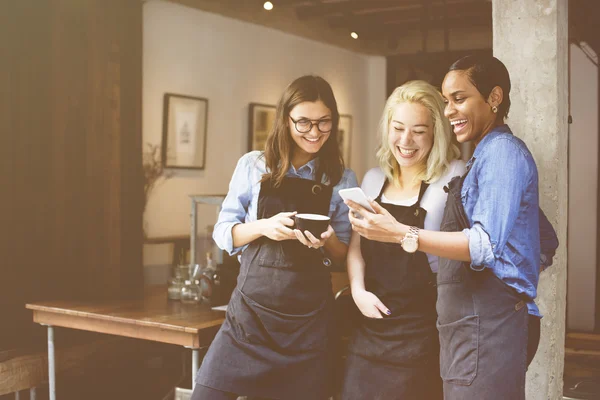 Vrienden Barista's op het werk — Stockfoto