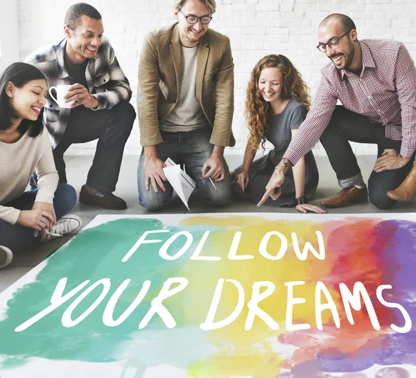 Designers travaillant avec poster et Follow Dreams — Photo