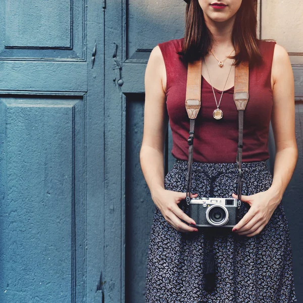 Menina fotógrafa com câmera — Fotografia de Stock