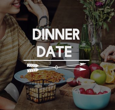 Çift lezzetli yemek yiyor