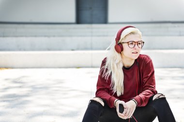 Müzik dinleyen kadın