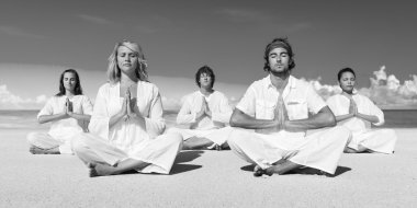 Sahilde meditasyon insanlar