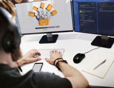 İşadamı bilgisayardaki verilerle çalışma