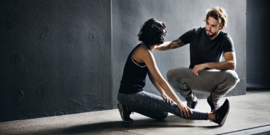 Çift birlikte egzersiz yapıyor