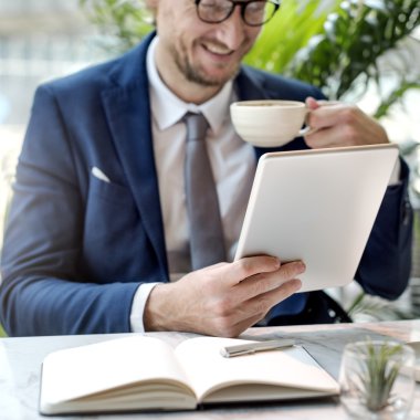 işadamı tablet ile çalışma