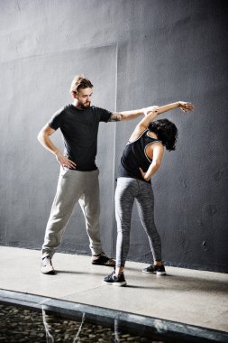 Çift birlikte egzersiz yapıyor