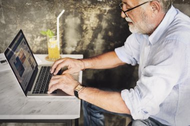 bilgisayarda çalışan adam