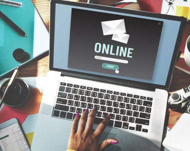 bilgisayar ile çalışan kadın