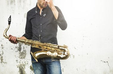 saksafon ile yakışıklı Jazzman