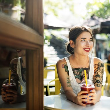 Cafe çok dövmeli kız 