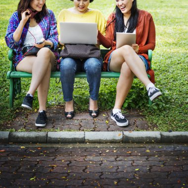 Tezgah oturma kadınlar