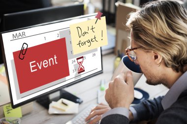 Ofiste bilgisayarla çalışan iş adamı