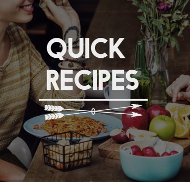 Çift lezzetli yemek yiyor