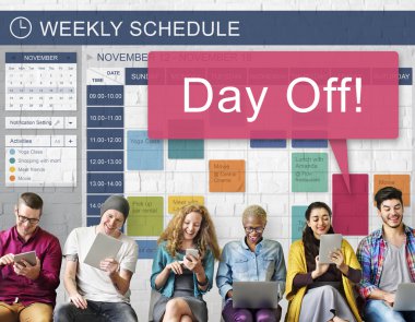 İnsanlar dijital araçları tarama   