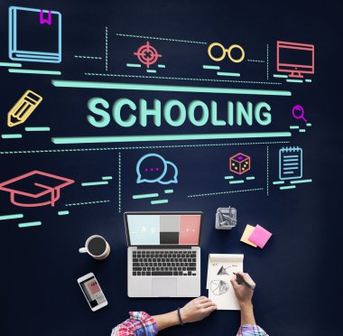 laptop ile çalışan kişi 