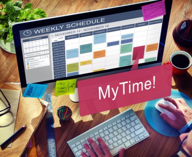 Bilgisayarda çalışan adam