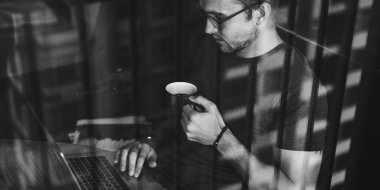 dizüstü bilgisayar ile yakışıklı adam