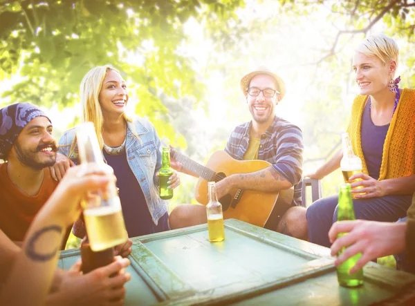 Happy vänner dricker tillsammans — Stockfoto