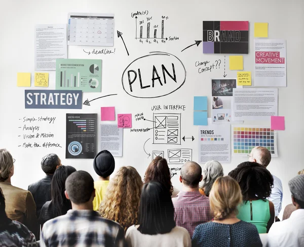 Persone in seminario con piano — Foto Stock