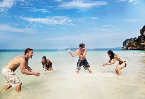 Amigos desfrutando na praia — Fotografia de Stock