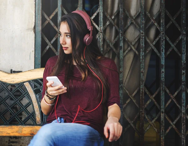 Mulher ouvindo música — Fotografia de Stock