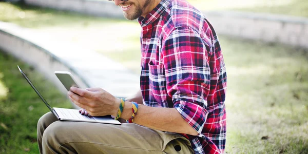 Homem segurando laptop — Fotografia de Stock