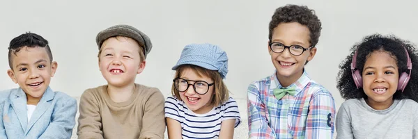 Gelukkige jonge geitjes poseren samen — Stockfoto