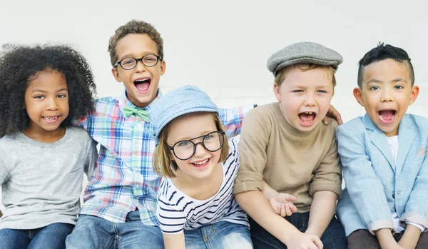 Niños felices posando juntos —  Fotos de Stock