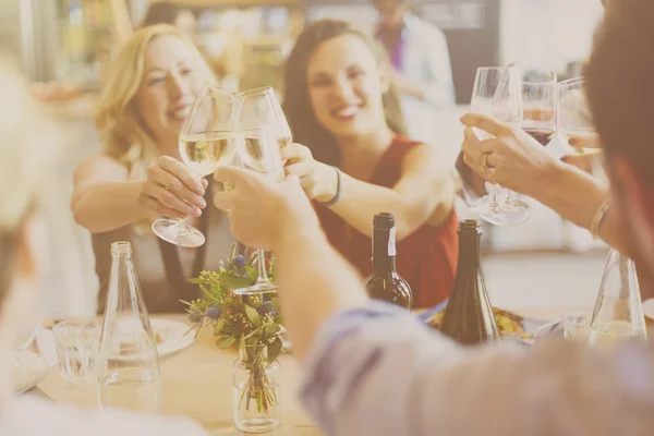 Glada kvinnor grillas med vin på restaurang — Stockfoto