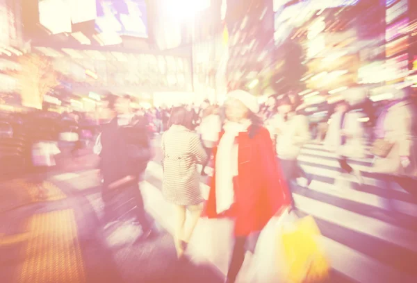 Grande folla che cammina in una città — Foto Stock
