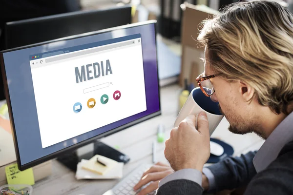 Zakenman werkt met computer op kantoor — Stockfoto