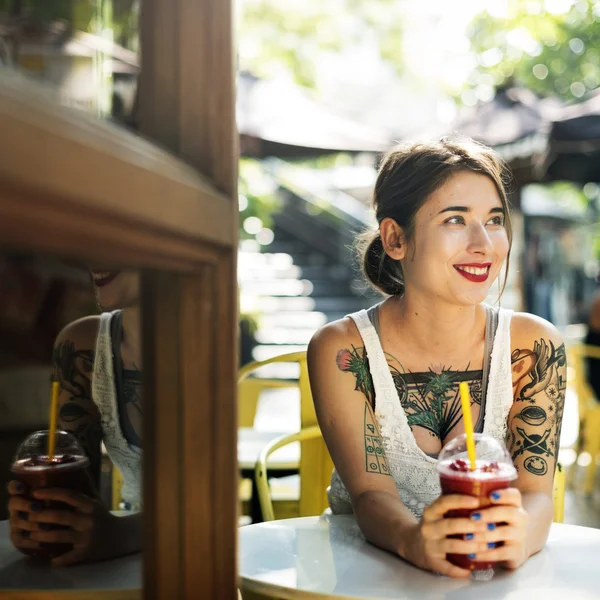 Bastante tatuado chica en café — Foto de Stock